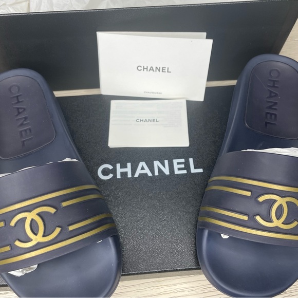 EUC Women's CHANEL CC Logo Pool Slides Size 36 - Picture 3 of 7